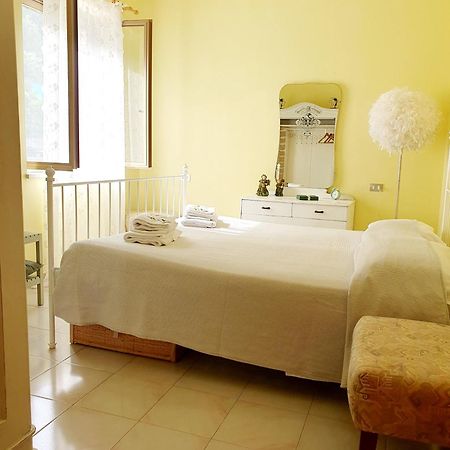 Casa Vacanze Rosy "Nel Verde" Палинуро Екстериор снимка